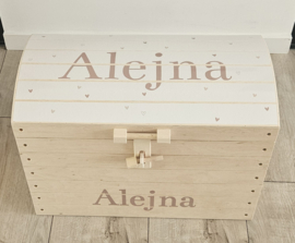 Naturel houten speelgoedkist met naam 'Hartjes beige'