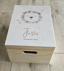 Houten herinneringskist met naam van geboortekaartje