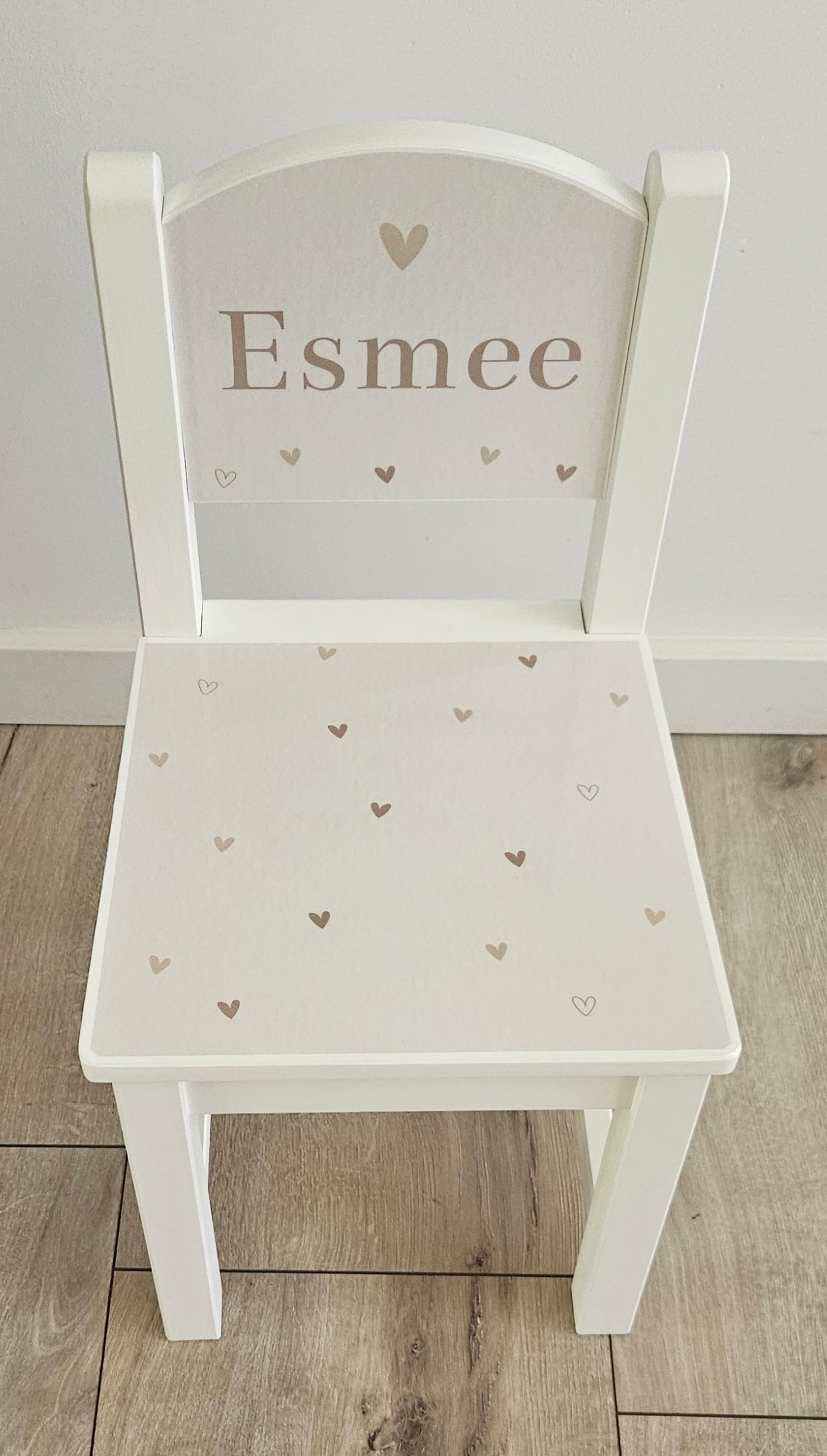 Stoeltje met naam en Hartjes beige