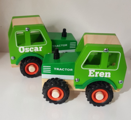 Houten tractor met rubberen wielen (met naam)