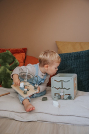 ''Label Label'' houten activiteitenkubus olijf (met naam)