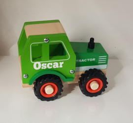 Houten tractor met rubberen wielen (met naam)