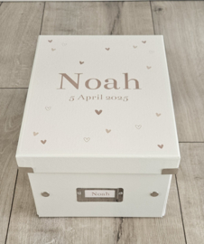 Bewaardoos met naam Hartjes beige