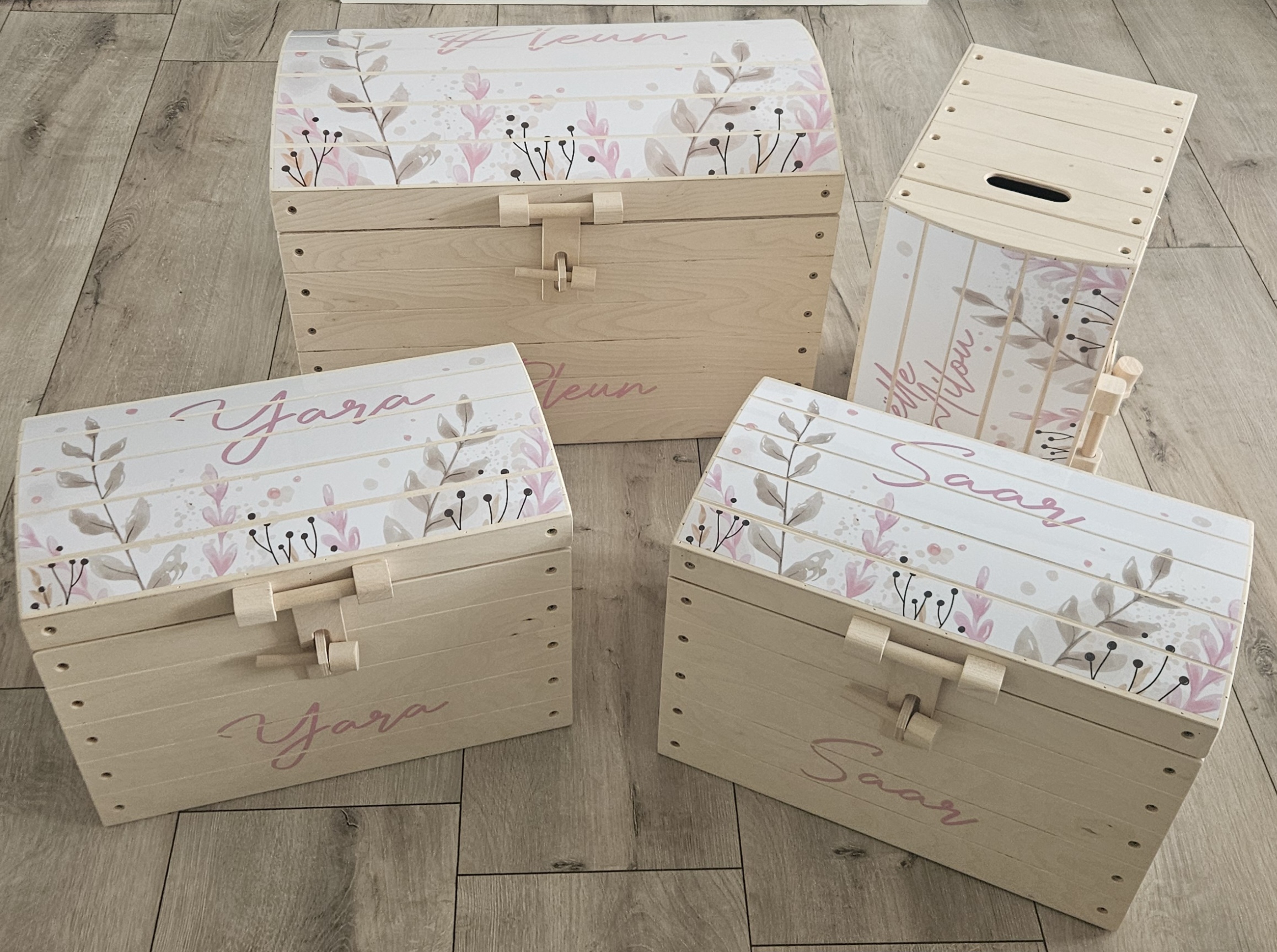 Naturel houten speelgoedkist met naam 'Wildflowers'