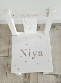 Stoeltje met naam en Hartjes beige