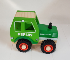 Houten tractor met rubberen wielen (met naam)