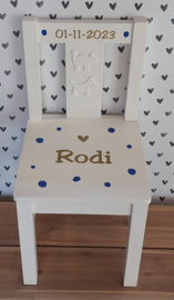 Stoeltje met naam en dots en hartje jongen