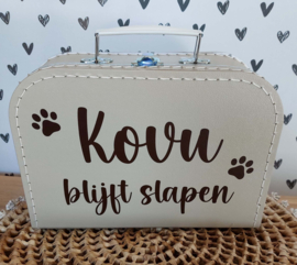 koffertje 'hond/kat  blijft slapen' sierlijke letters