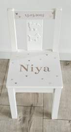 Stoeltje met naam en Hartjes beige