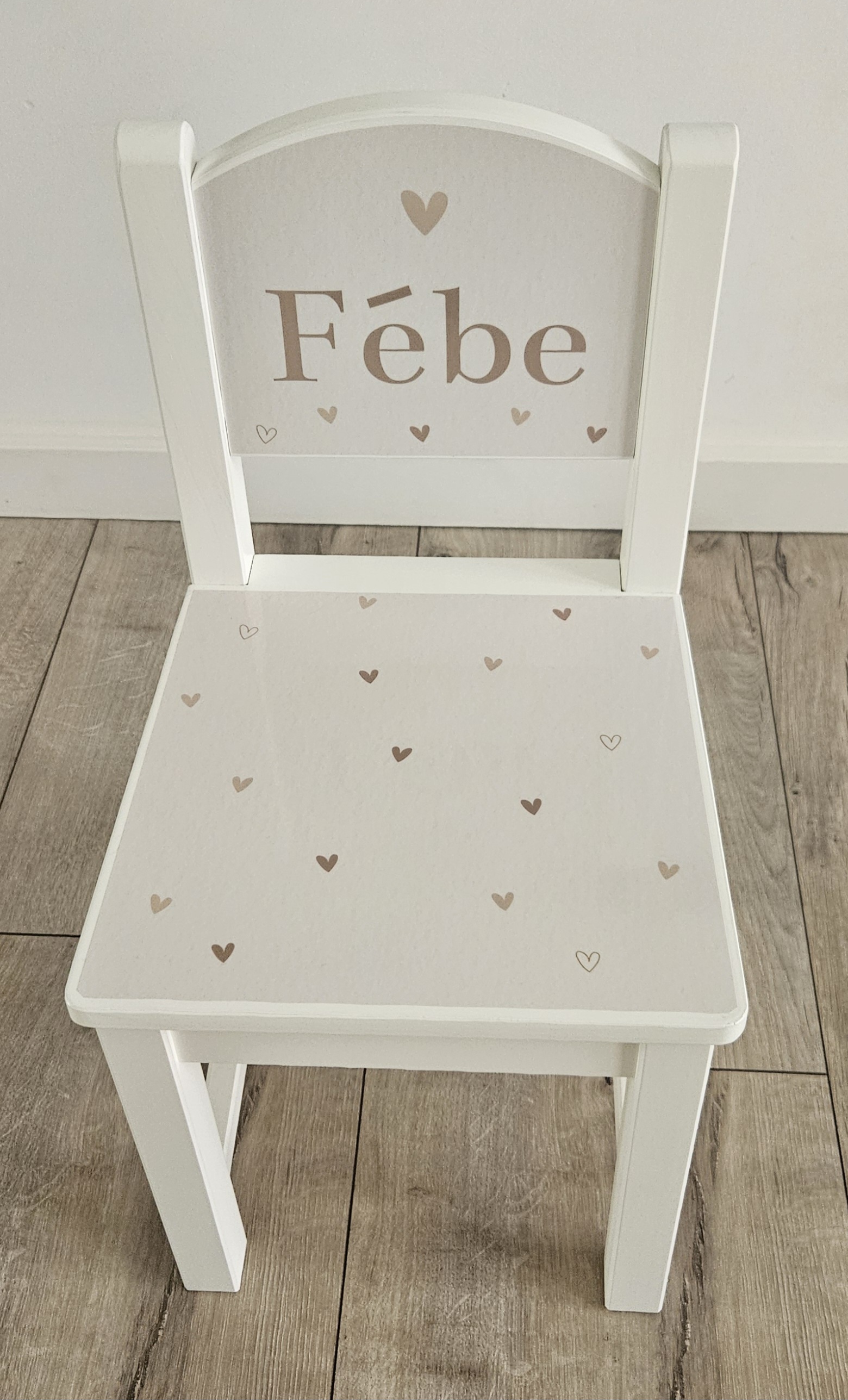 Stoeltje met naam en Hartjes beige