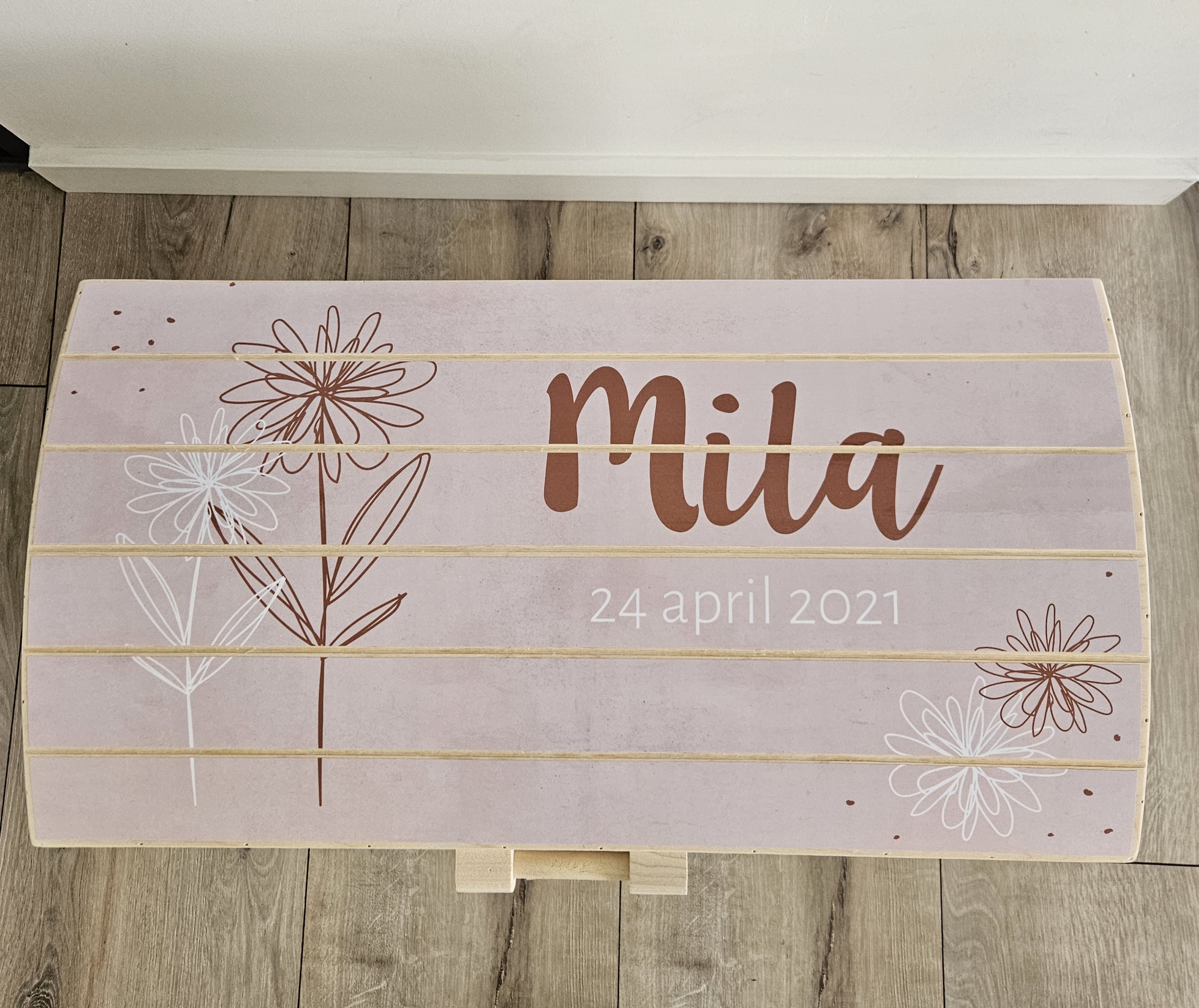 Naturel houten speelgoedkist met naam 'Pinkstone met bloem'