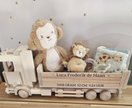 Grote houten vrachtwagen gevuld kraamcadeau SAFARI  (met naam en gegevens)