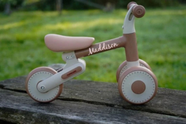 Topmark loopfiets Yuki  machiatto-bruin met naam