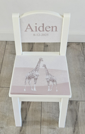 Stoeltje met naam en Giraffe sepia