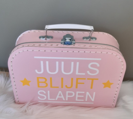 licht roze koffertje met naam van tv programma 'Chantal blijft slapen'