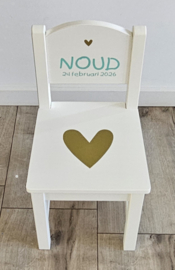 Stoeltje met naam en Hartje
