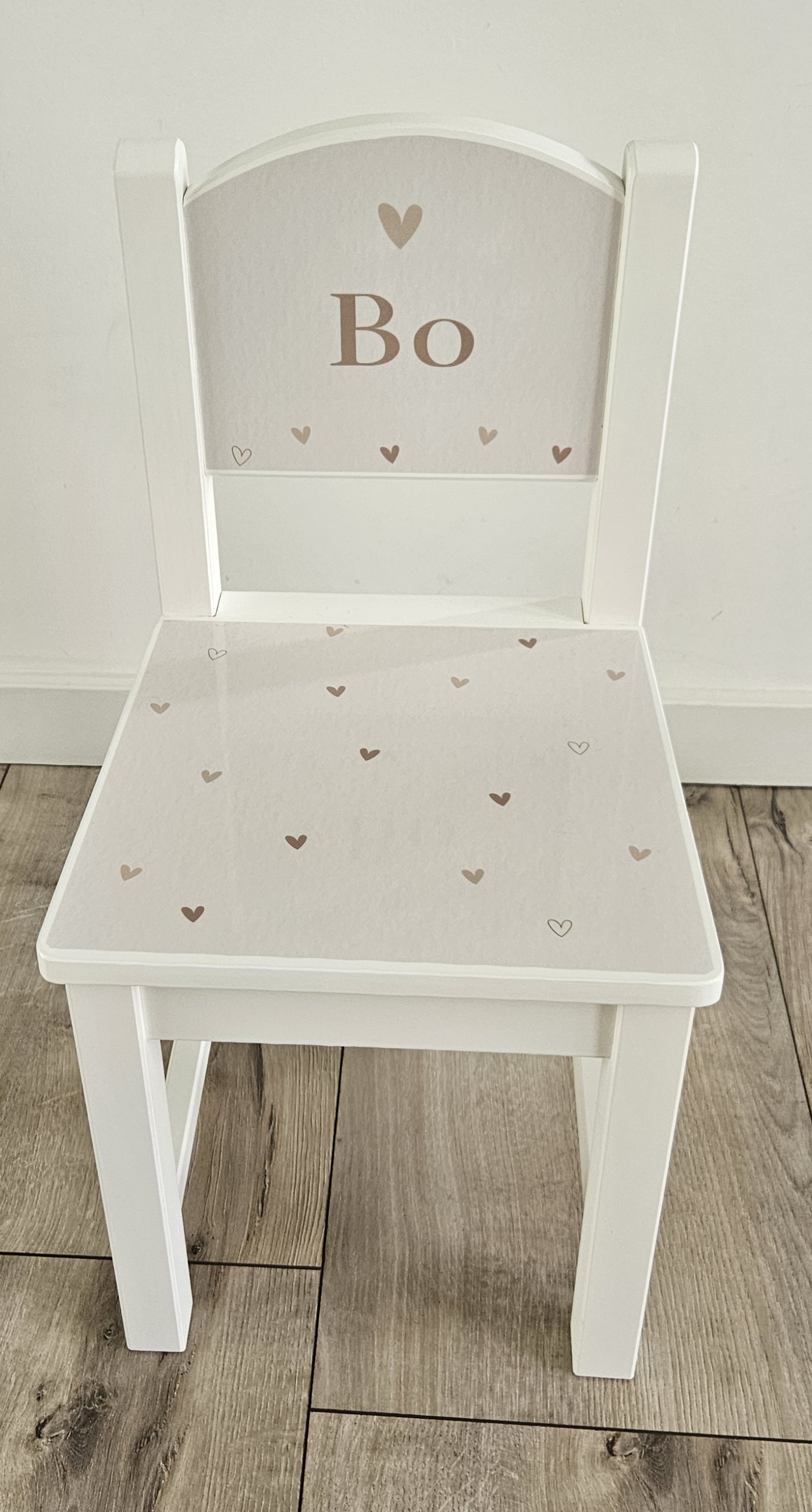 Stoeltje met naam en Hartjes beige