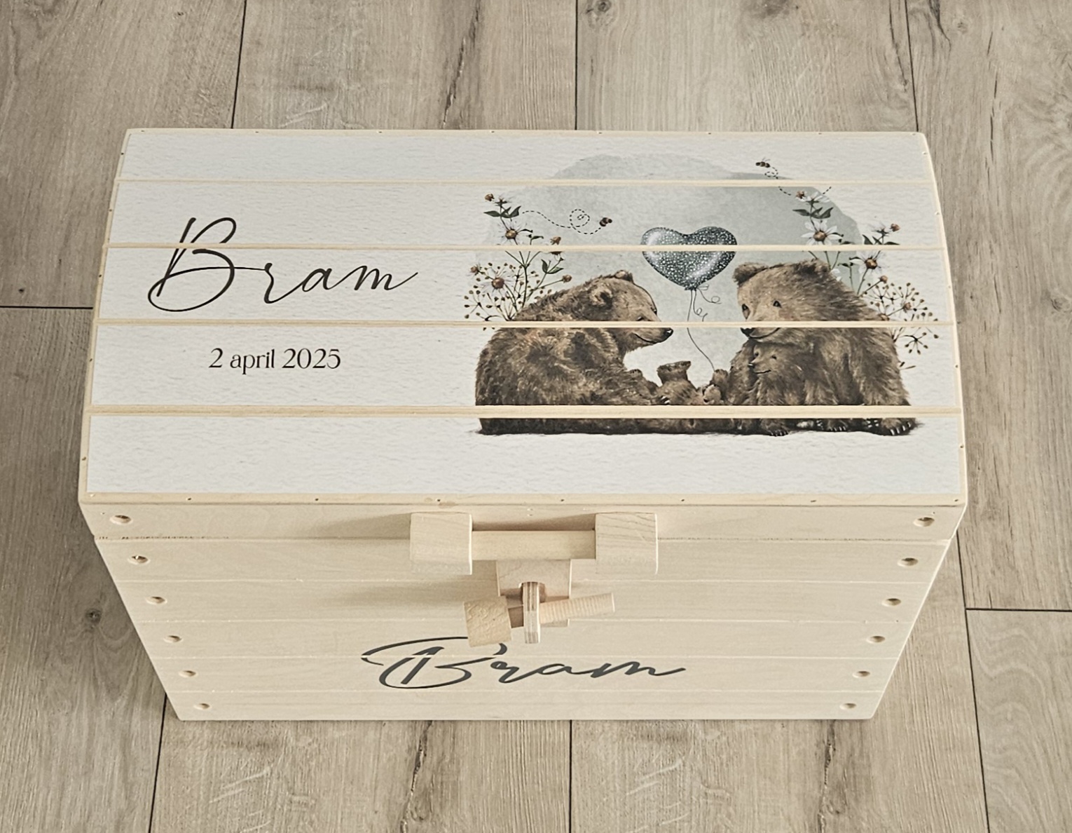 Houten opbergkist met geboortekaartje