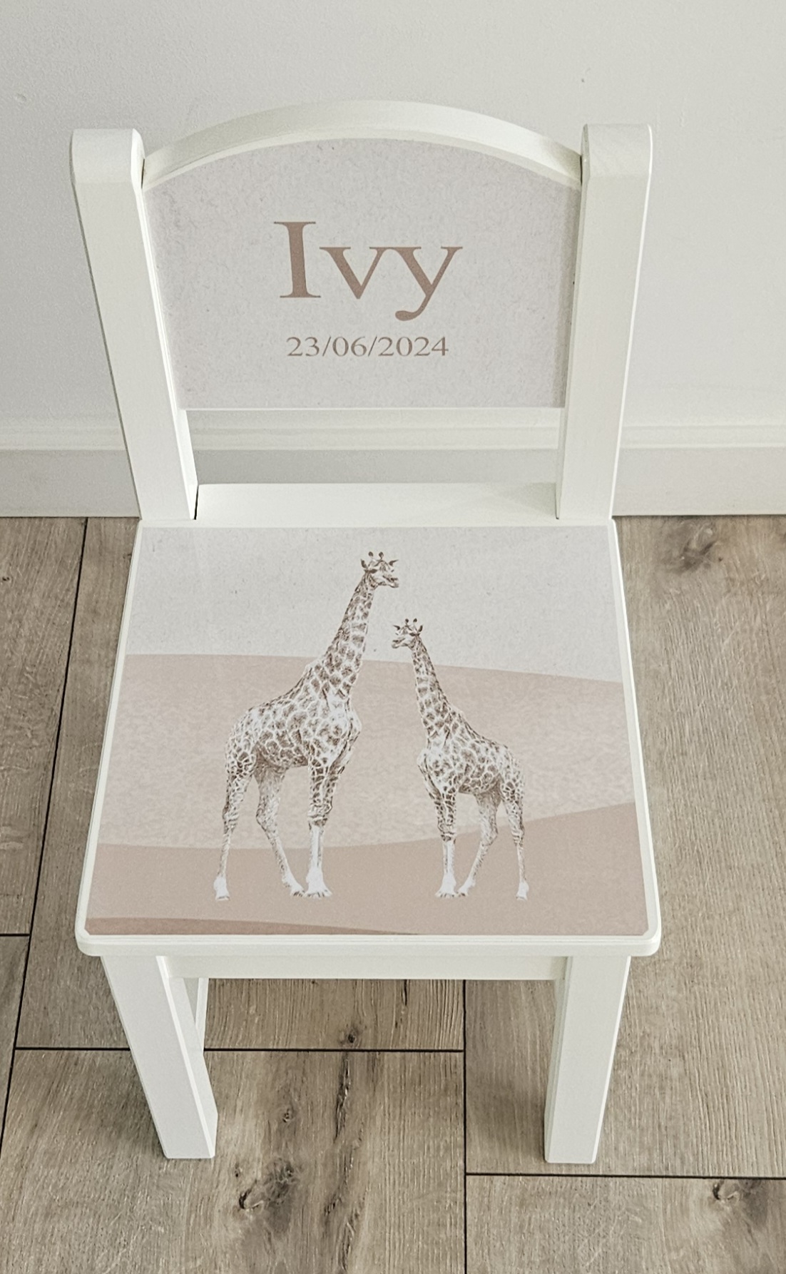 Stoeltje met naam en Giraffe sepia