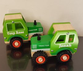 Houten tractor met rubberen wielen (met naam)