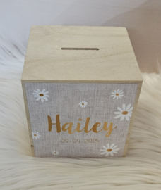 houten spaarpot met naam  en madeliefjes