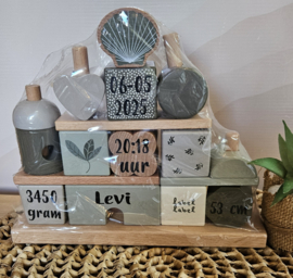 ''Label Label'' houten stapelhuisje olijf  (met naam)