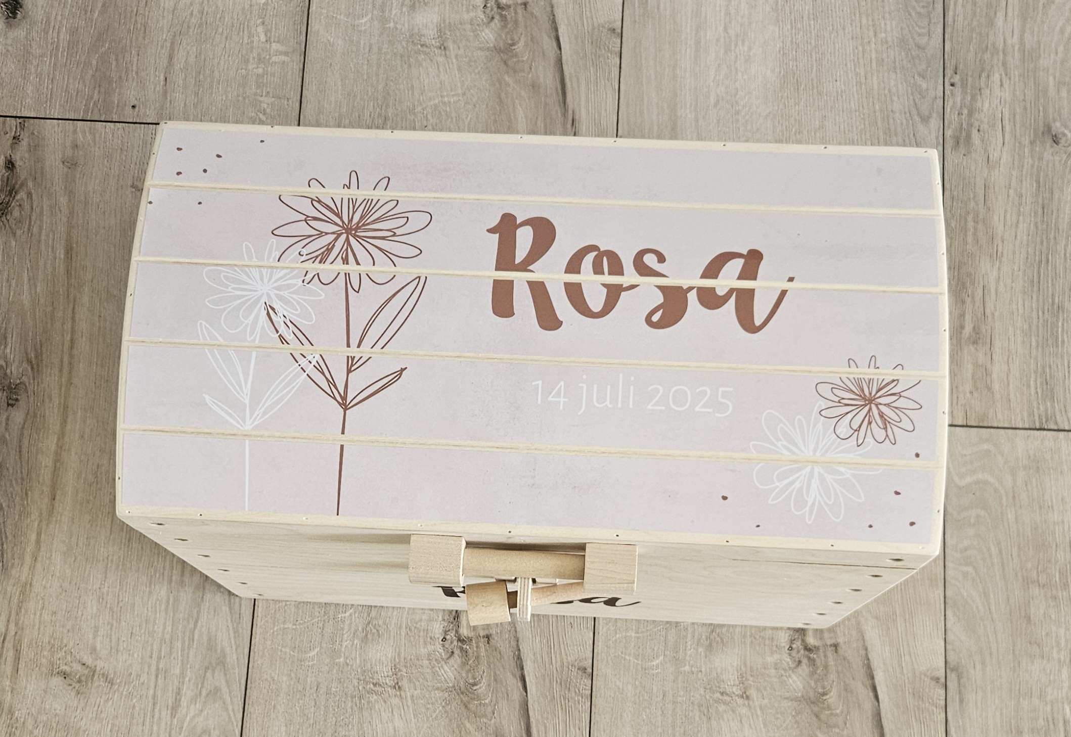 Naturel houten speelgoedkist met naam 'Pinkstone met bloem'