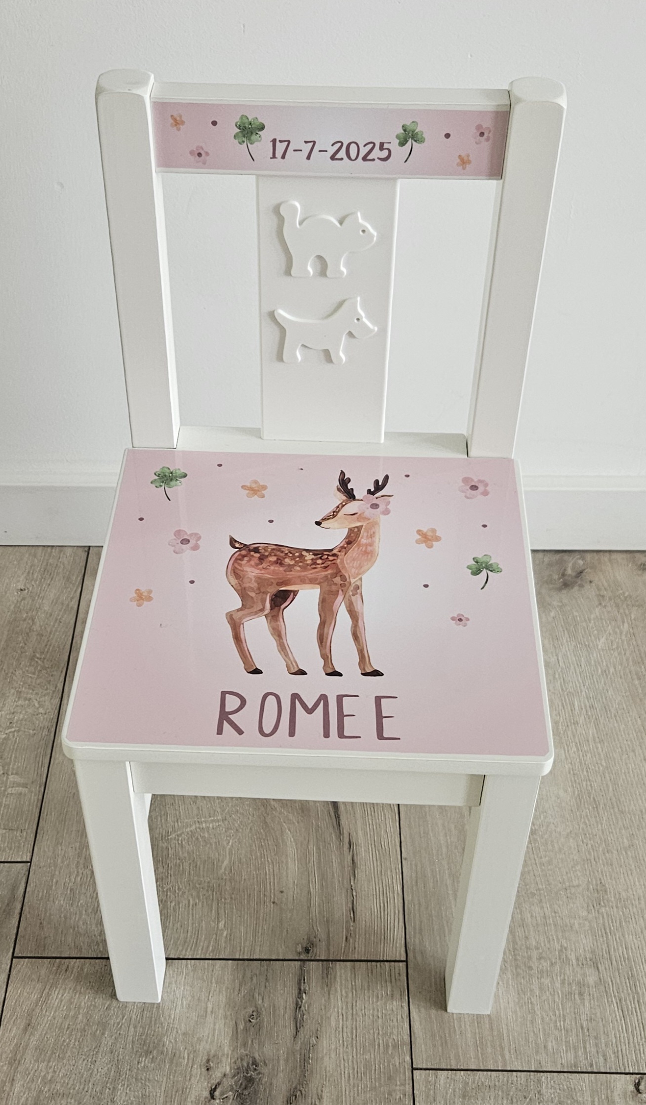 Stoeltje met naam en Hertje