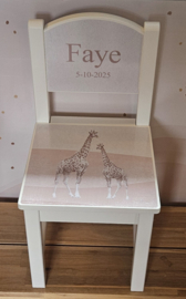 Stoeltje met naam en Giraffe sepia