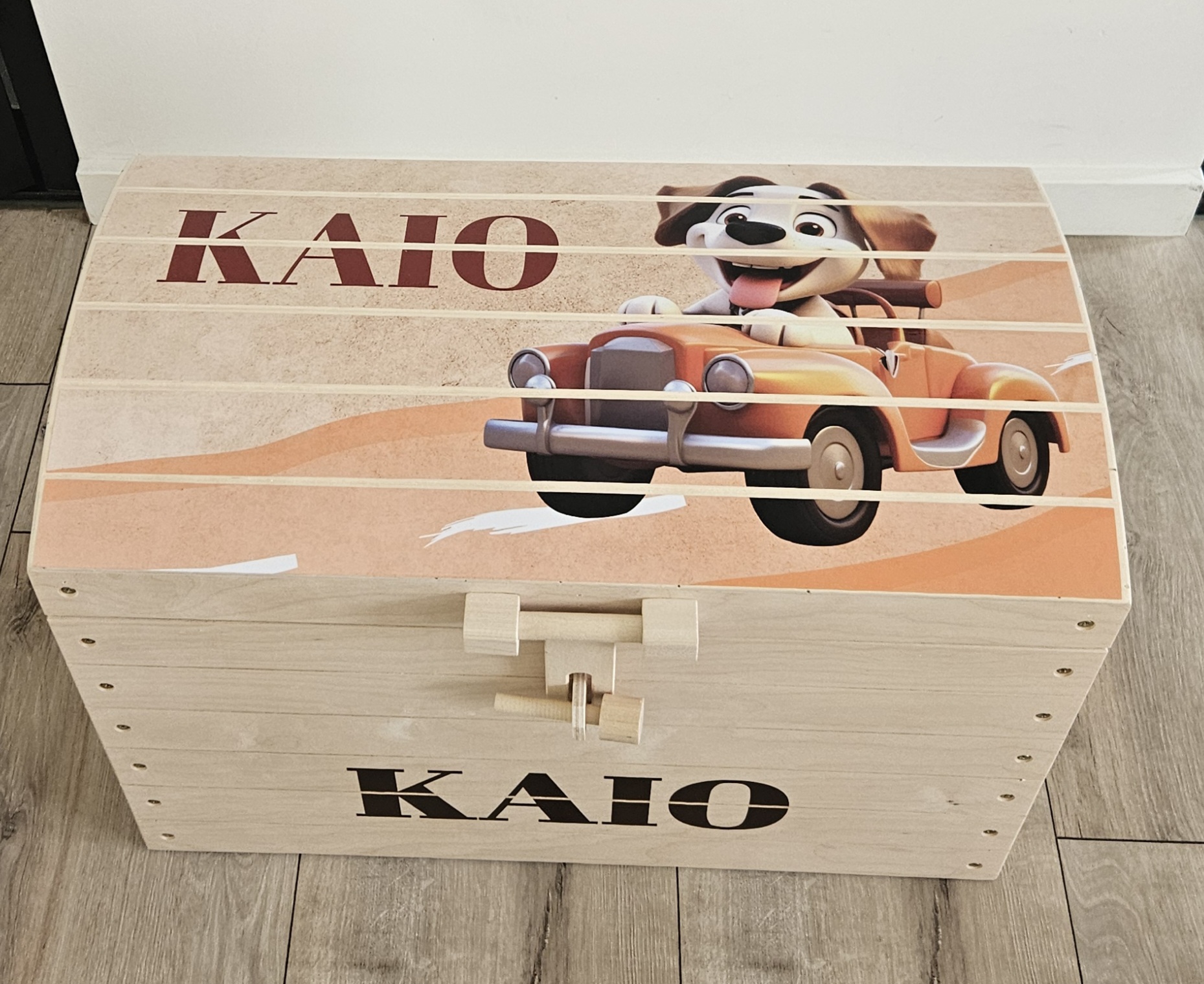 Houten speelgoedkist met naam Dog in Car