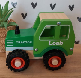 Houten tractor met rubberen wielen (met naam)