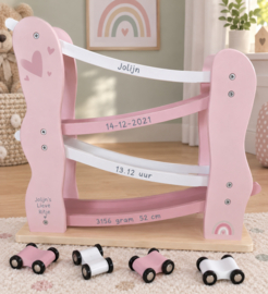''Label Label'' houten autoglijbaan roze (met geboortegegevens)