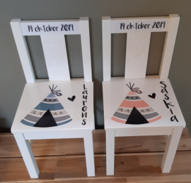 Stuhl mit Namen und Tipi Zelt