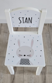 Stoeltje met naam en Konijntje jongen-meisje