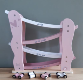 ''Label Label'' houten autoglijbaan roze (met geboortegegevens)