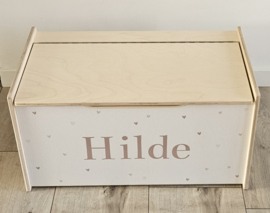 Grote houten opbergkist-zitbankje met naam Hartjes