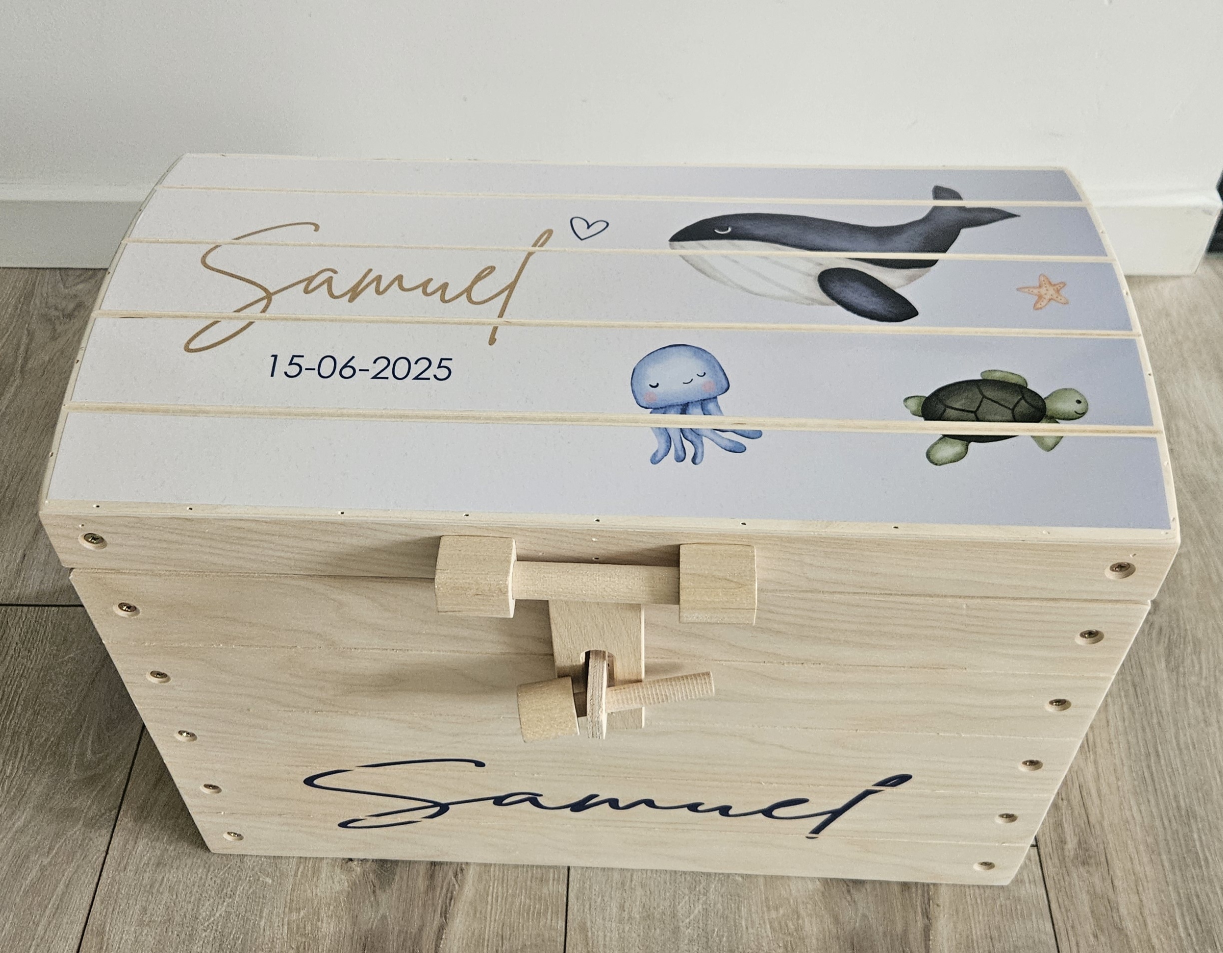 Naturel houten speelgoedkist met naam 'Oceaan'