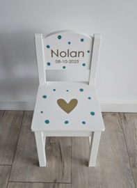 Stoeltje met naam en dots en groot hart