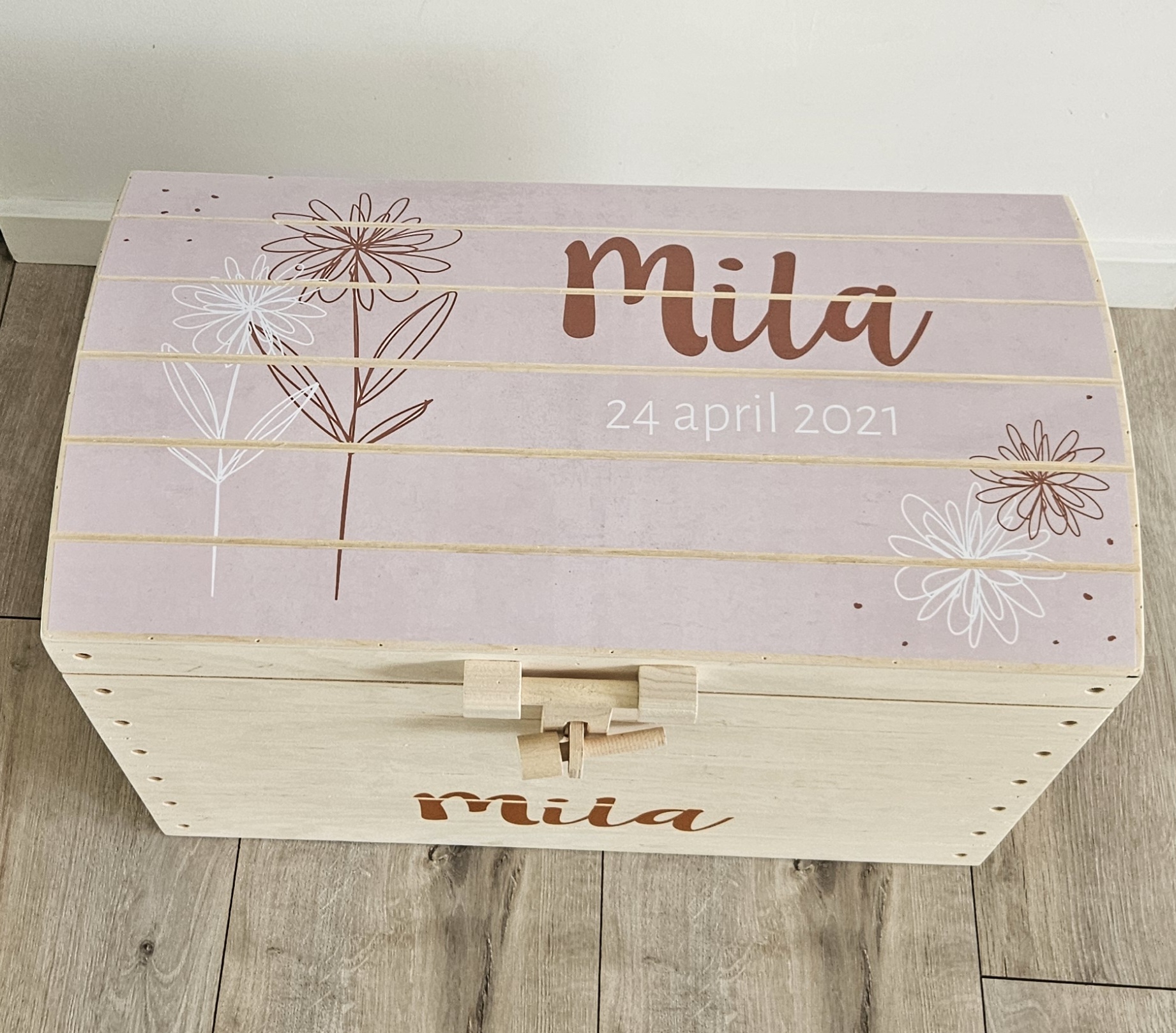 Naturel houten speelgoedkist met naam 'Pinkstone met bloem'