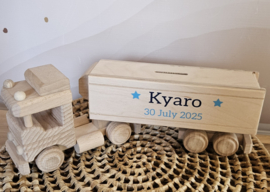 Houten vrachtwagen met oplegger SPAARPOT (met naam en gegevens)