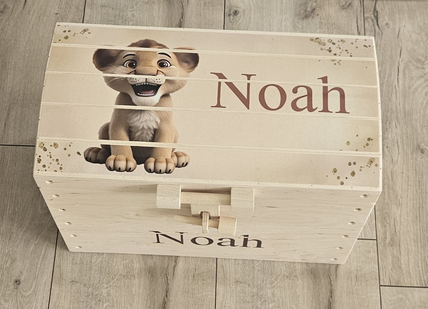 Naturel houten speelgoedkist met naam 'Schattig Leeuwtje' beige