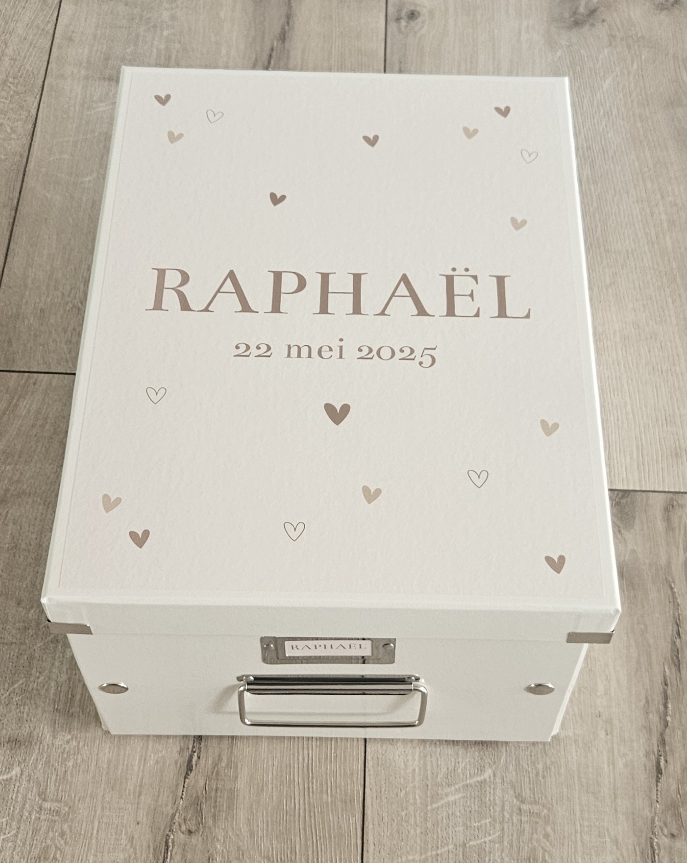 Bewaardoos met naam Hartjes beige