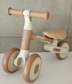 Topmark loopfiets Yuki  machiatto-bruin met naam