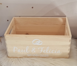Houten kistje met namen en trouwdatum