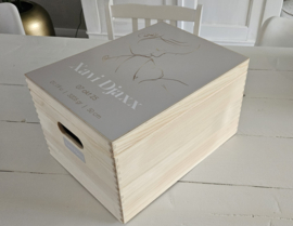 Houten herinneringskist met naam van geboortekaartje