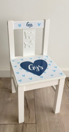 Stoeltje met naam en Hartjes