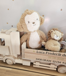Grote houten vrachtwagen gevuld kraamcadeau SAFARI  (met naam en gegevens)