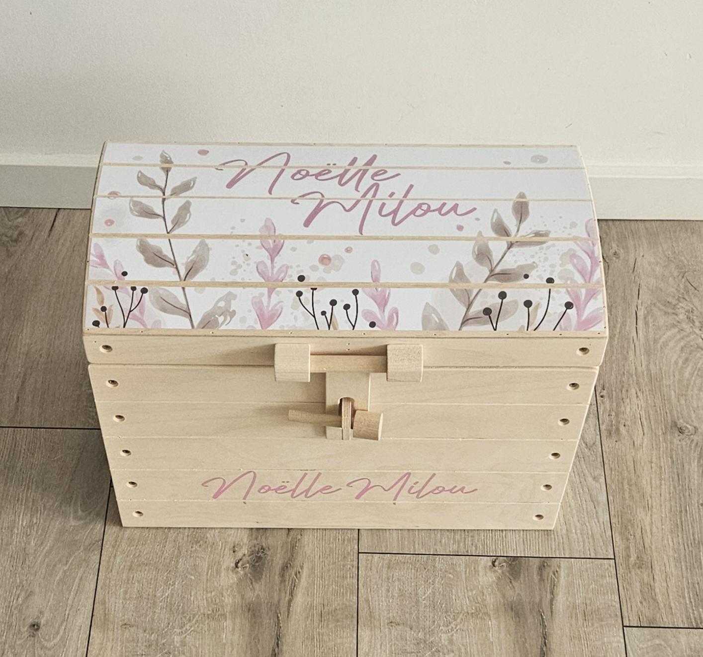 Naturel houten speelgoedkist met naam 'Wildflowers'