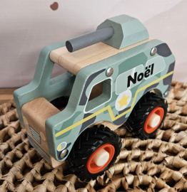 Houten tankauto met rubberen wielen (met naam)