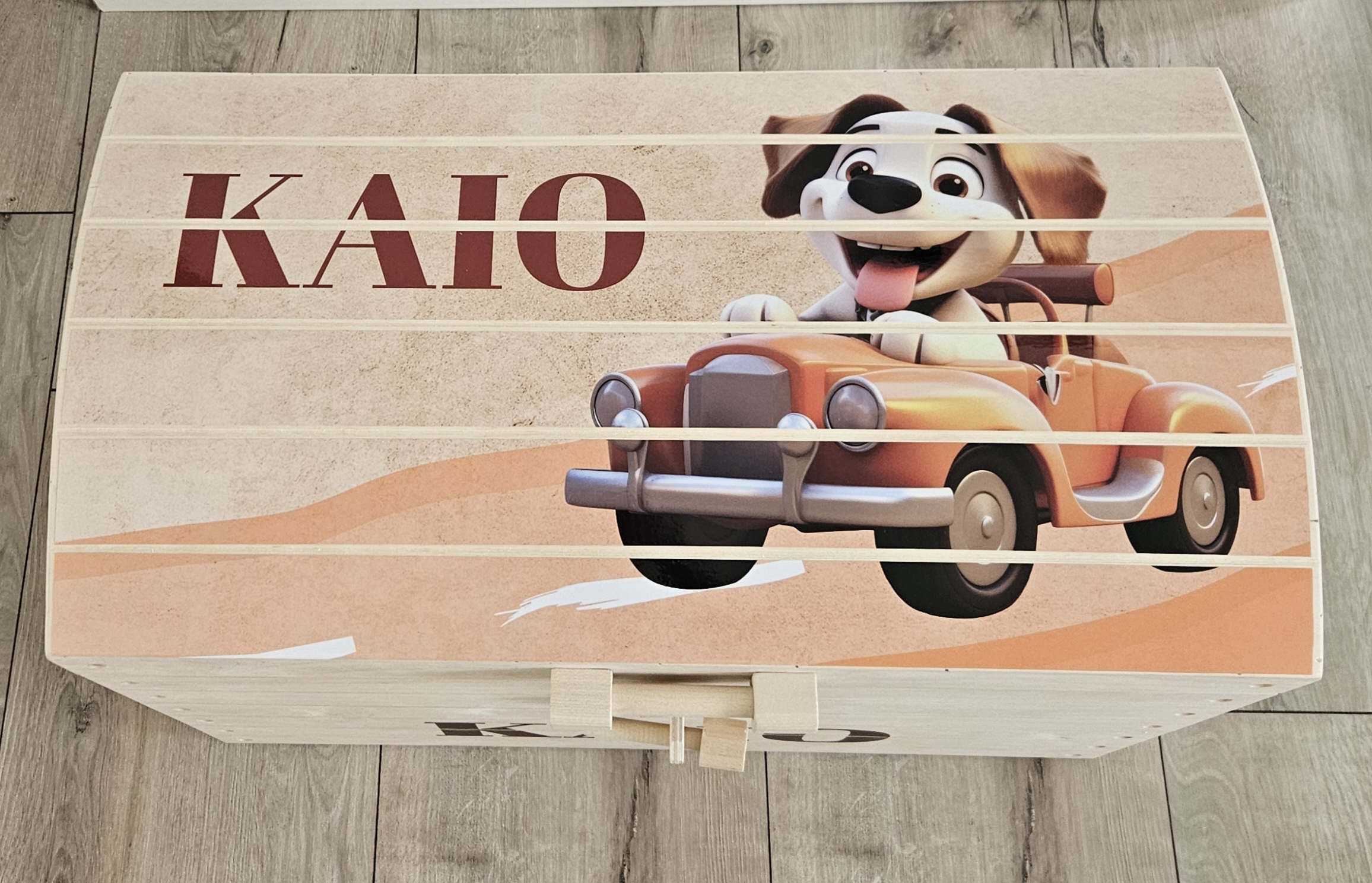 Houten speelgoedkist met naam Dog in Car